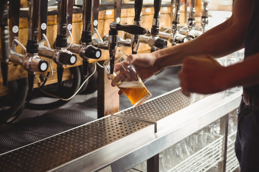 section-mediane-biere-remplissage-bar-tendre-pompe-bar